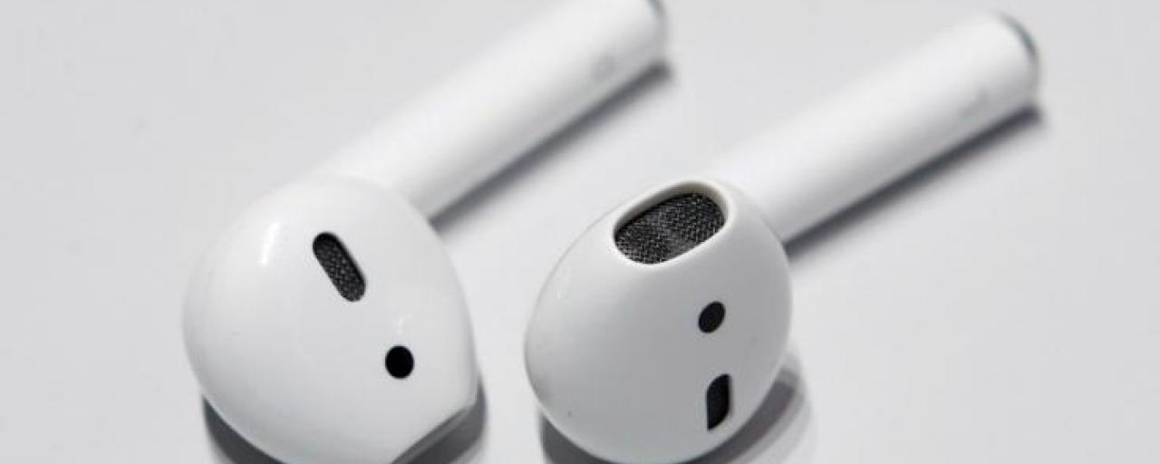 Alza prodává nová sluchátka Apple. Budou se vyrábět v Česku?